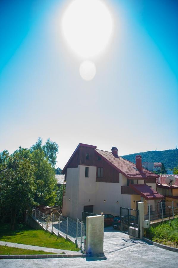 Snug Apartments - Private Parking Near Downtown Брашов Екстер'єр фото