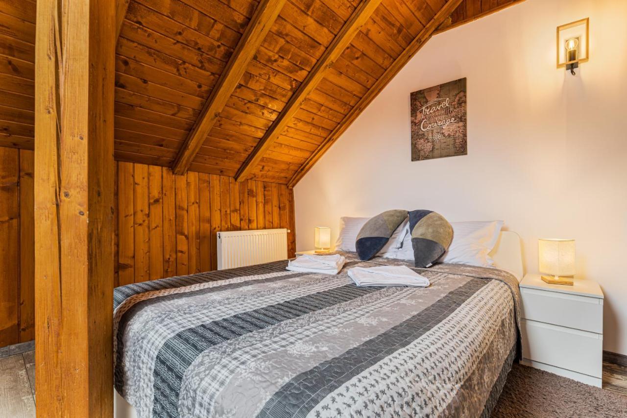 Snug Apartments - Private Parking Near Downtown Брашов Екстер'єр фото