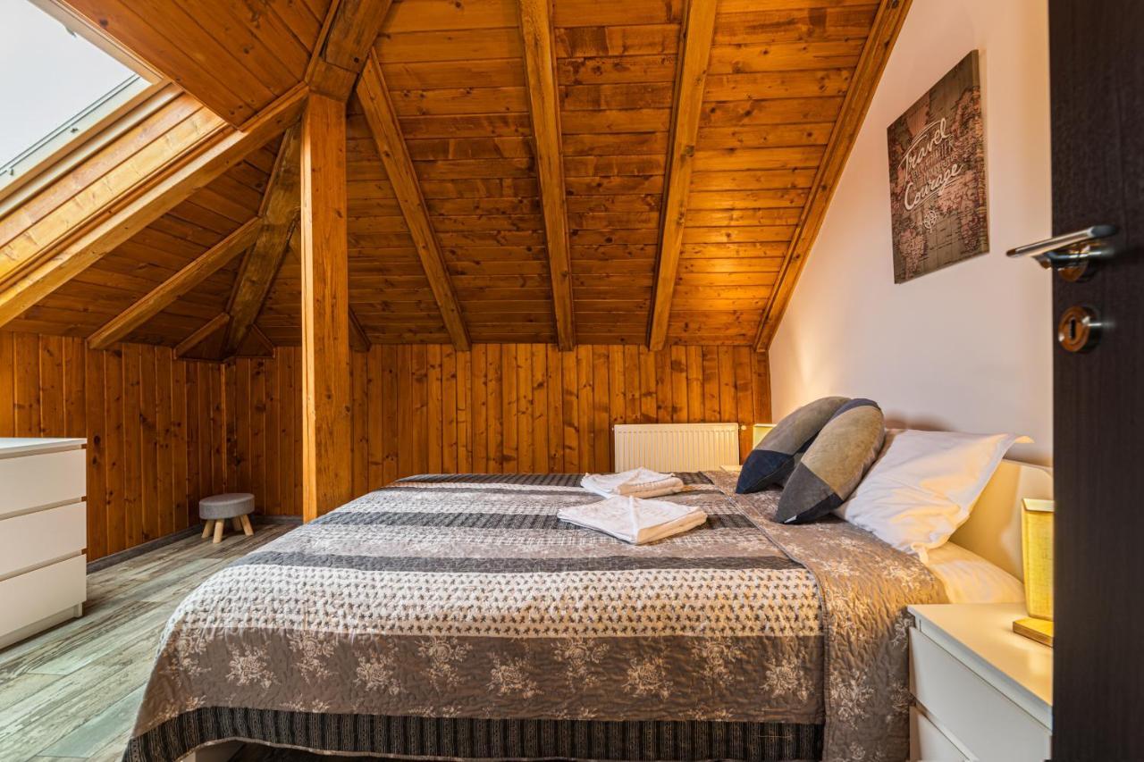Snug Apartments - Private Parking Near Downtown Брашов Екстер'єр фото