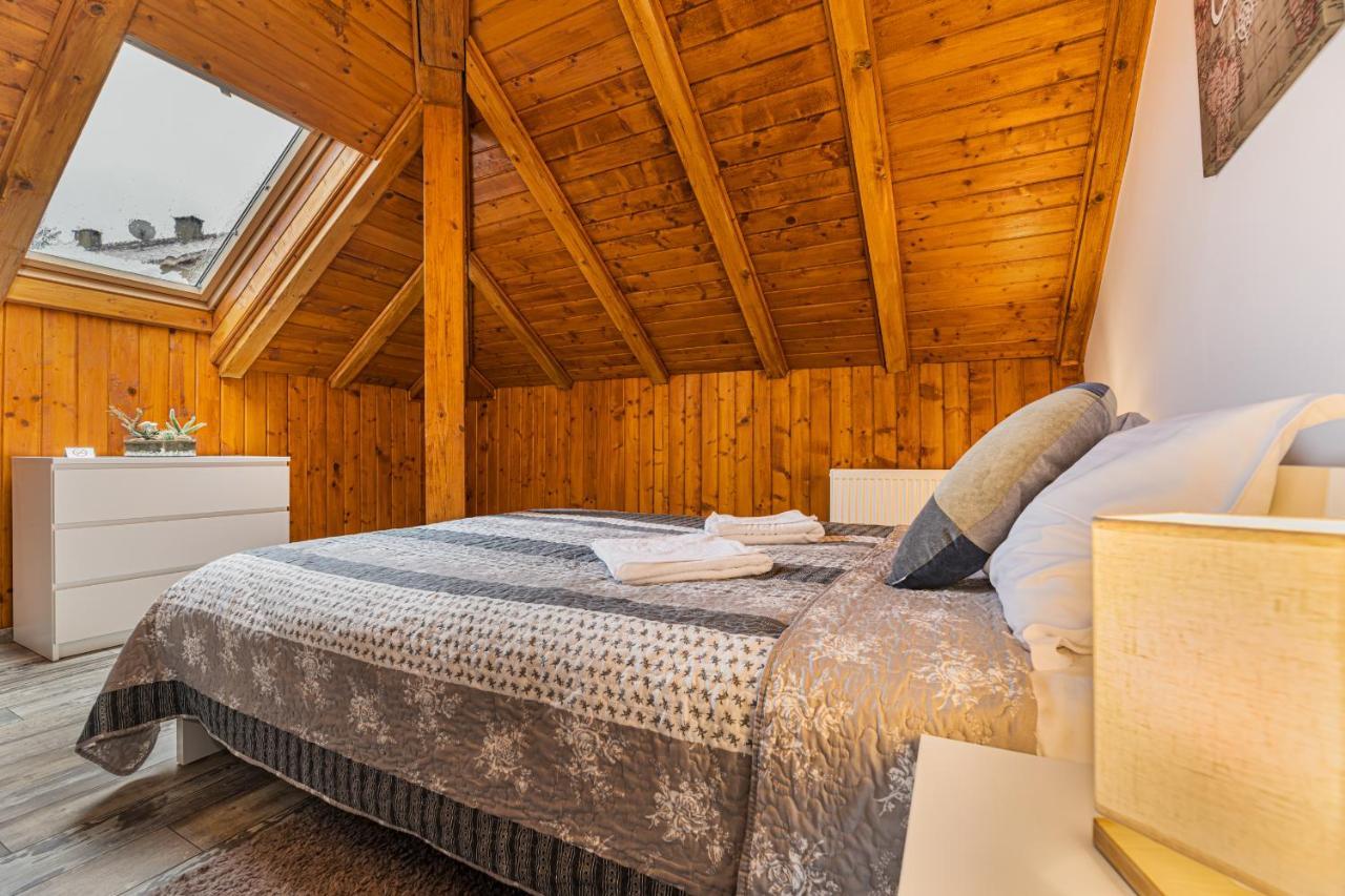 Snug Apartments - Private Parking Near Downtown Брашов Екстер'єр фото
