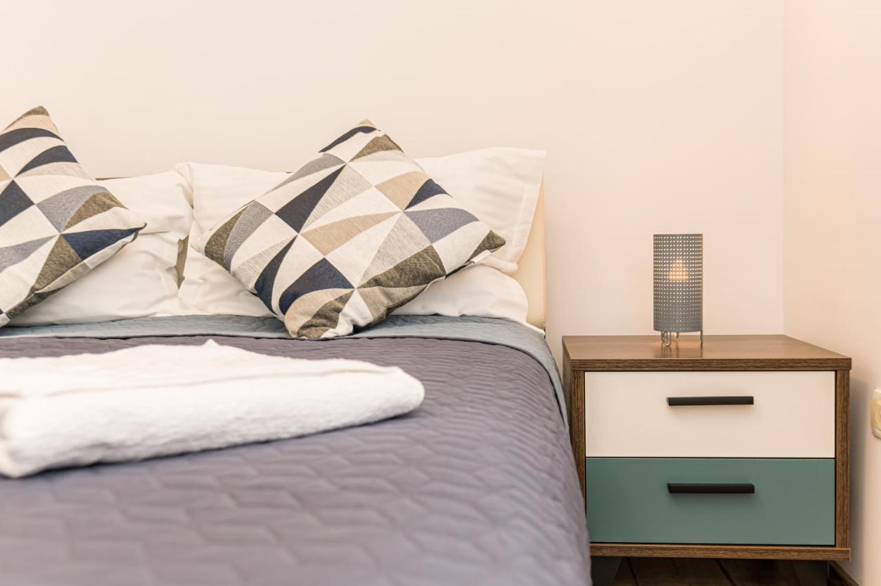 Snug Apartments - Private Parking Near Downtown Брашов Екстер'єр фото