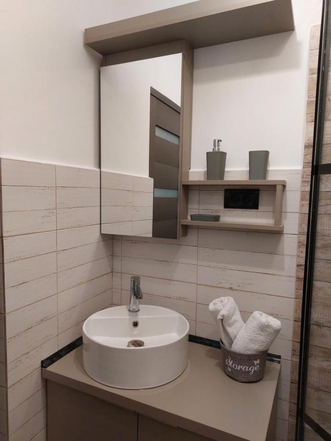 Snug Apartments - Private Parking Near Downtown Брашов Екстер'єр фото
